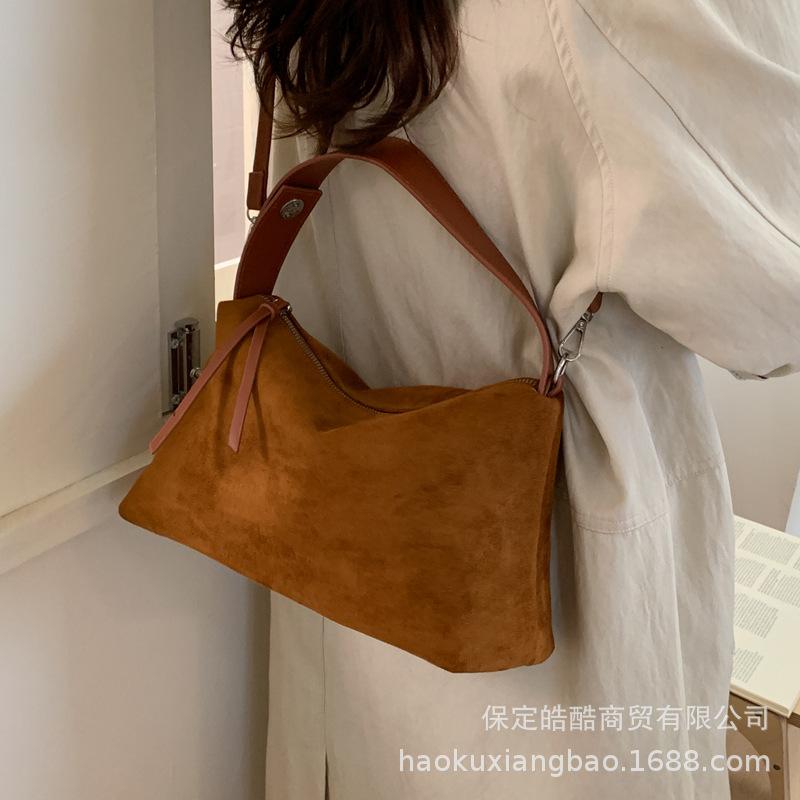 Premium sense niche bag women's autumn and winter 2025 new matte retro messenger bag casual explosion portable dumpling bag