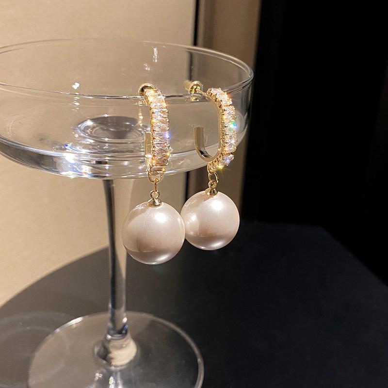 Elegant French Retro Floral Pearl Earrings - Geometric, Versatile, High-End Design for Women