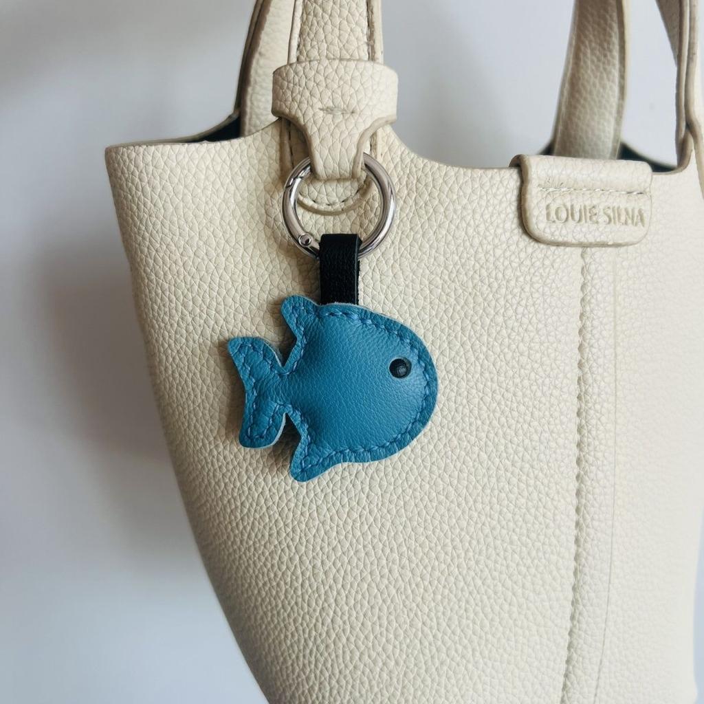 Handgemachter Schlüsselanhänger aus echtem Leder in Form eines kleinen Fisches zur Autodekoration, niedliches Geschenk