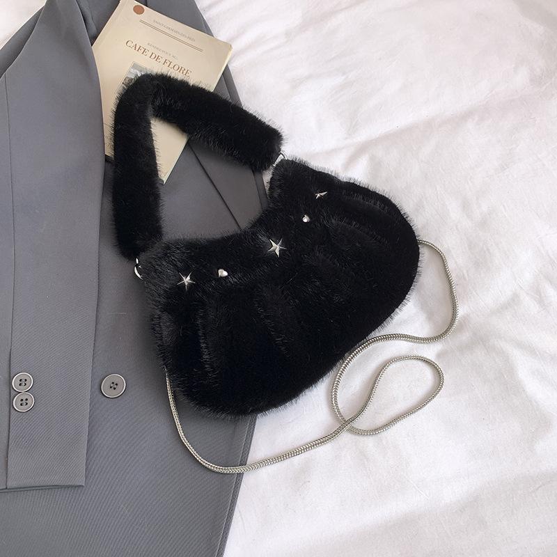 

2025 осень новый красивый трендовый нишевый плюшевый мешок корейский высокая ценность мода ретро сумка на плечо подмышку женская чёрный