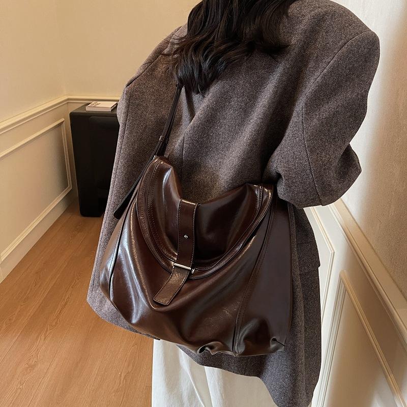 Large capacity soft leather shoulder bag women's 2025 new retro messenger bag mailman armpit bag commuter tote bag