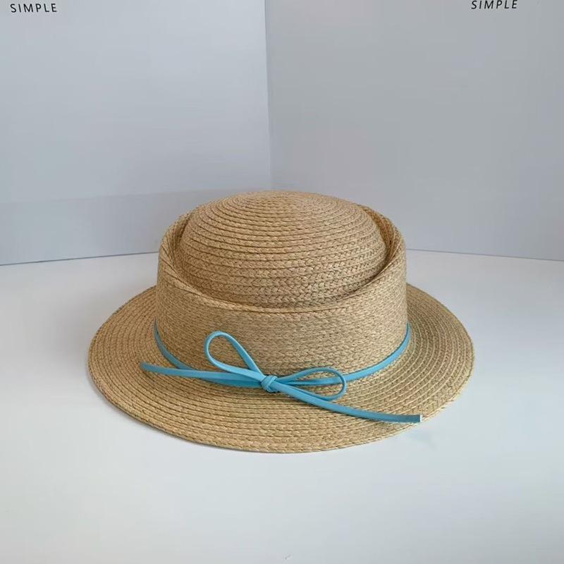 

Boho Straw Boater Hat for Women Colorful Bow Tie Flat Top Sun Hat Lightweight Breathable Summer Beach Hat for Travel Vacation небо синє кольору