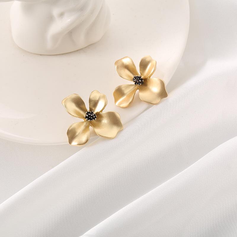 

Elegant Matte Gold Floral Stud Earrings for Women – Bold & Beautiful Design