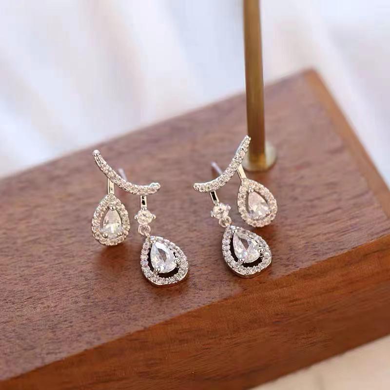 High-End Teardrop Dangle Earrings for Women: Versatile, Lightweight, Luxurious Design