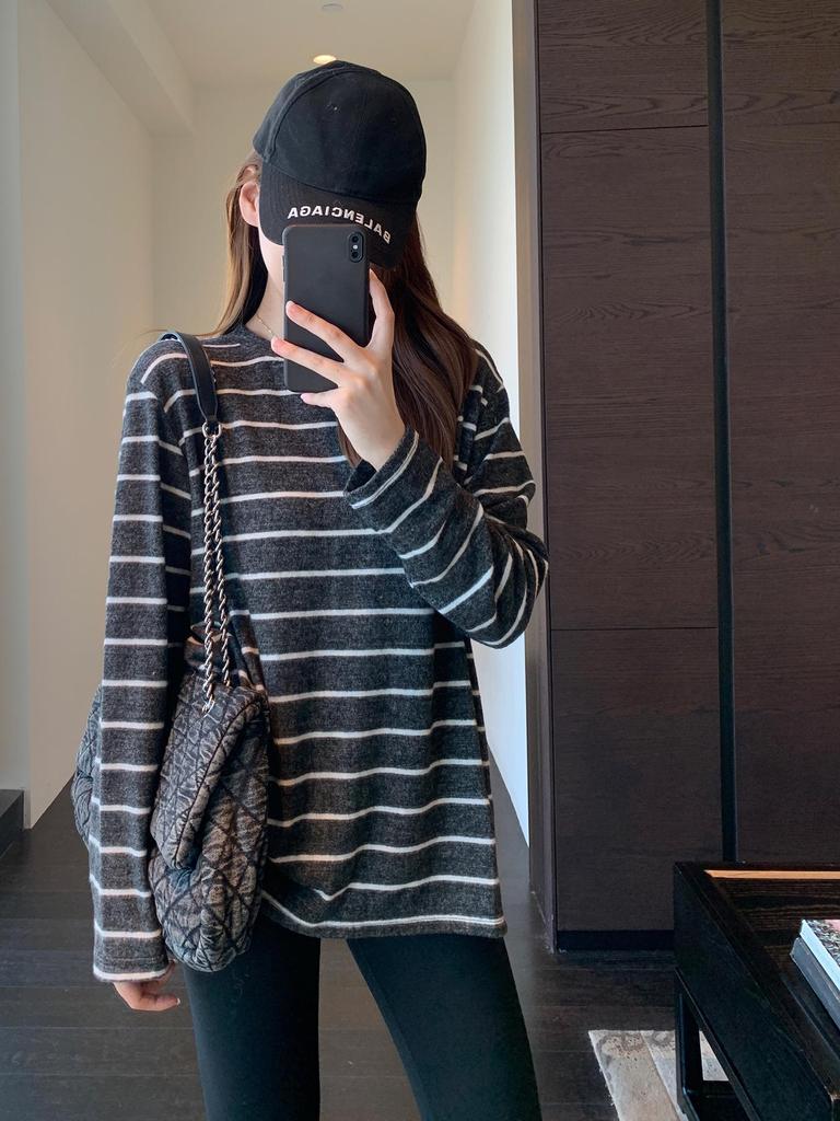 Women's Loose Striped Long-Sleeve T-Shirt: Flattering and Stylish Base Layer for Autumn/Winter 2025
