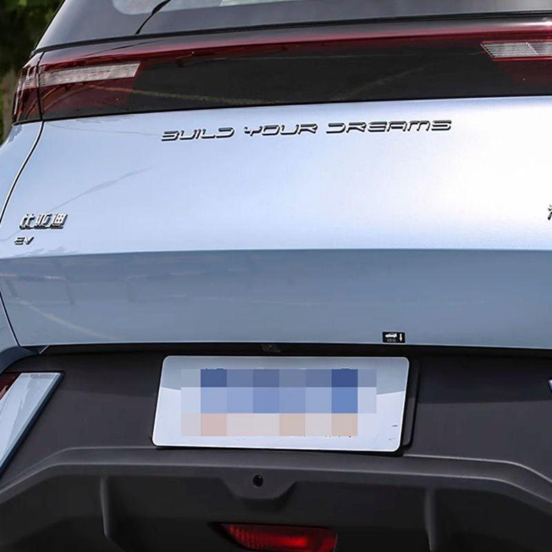 BYD Seagull originalbil bakre kinesisk teckenetikett EV-bagageutrymme engelska bokstäver svärtade Svart Krigare modifierad dekoration