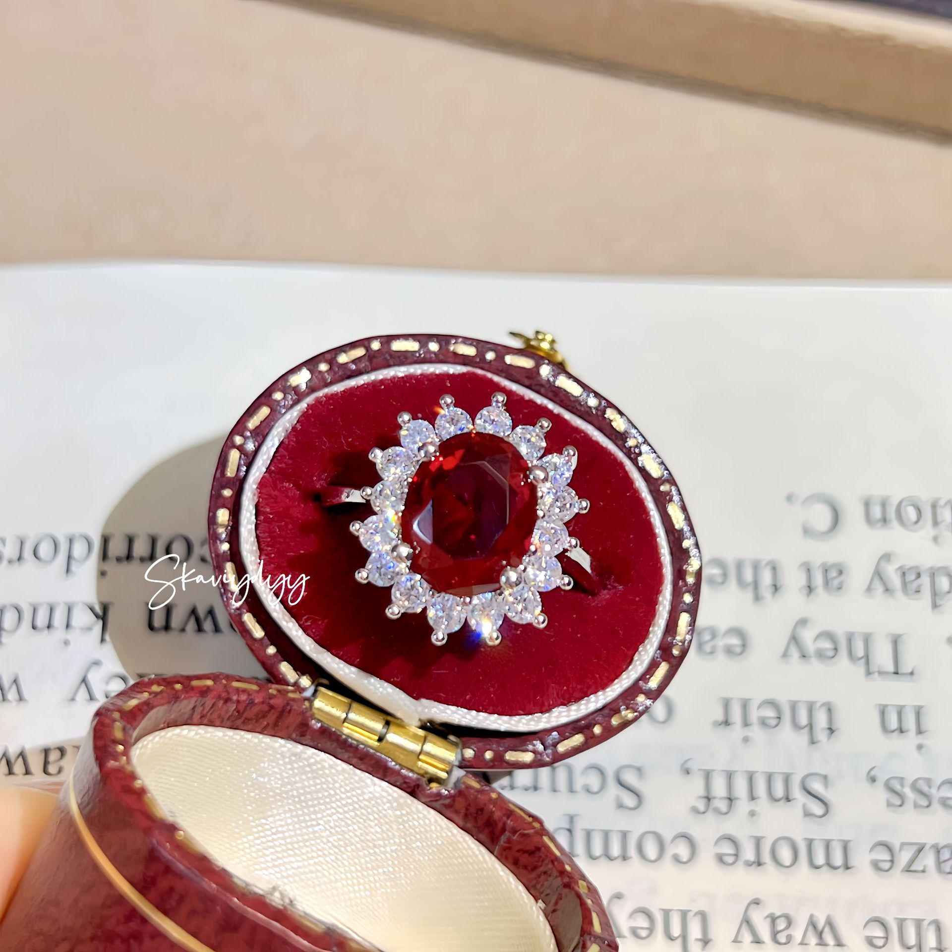 Кольцо помолвочное регулируемое Xiaohongshu Haute Couture в стиле Дианы с рубином и бриллиантом-яйцом. Adjustable Open