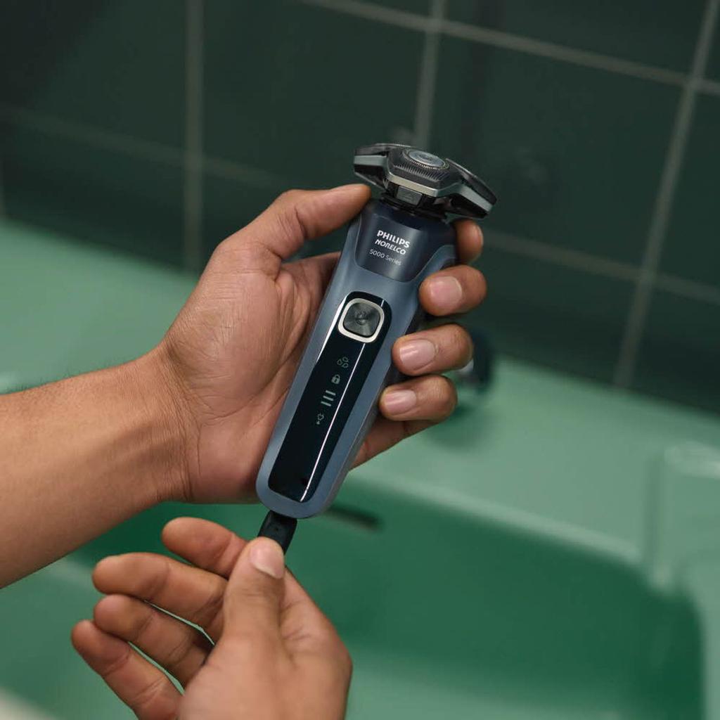SkinIQ 5000 Series Electric Shaver S5880/33 Ocean Blue