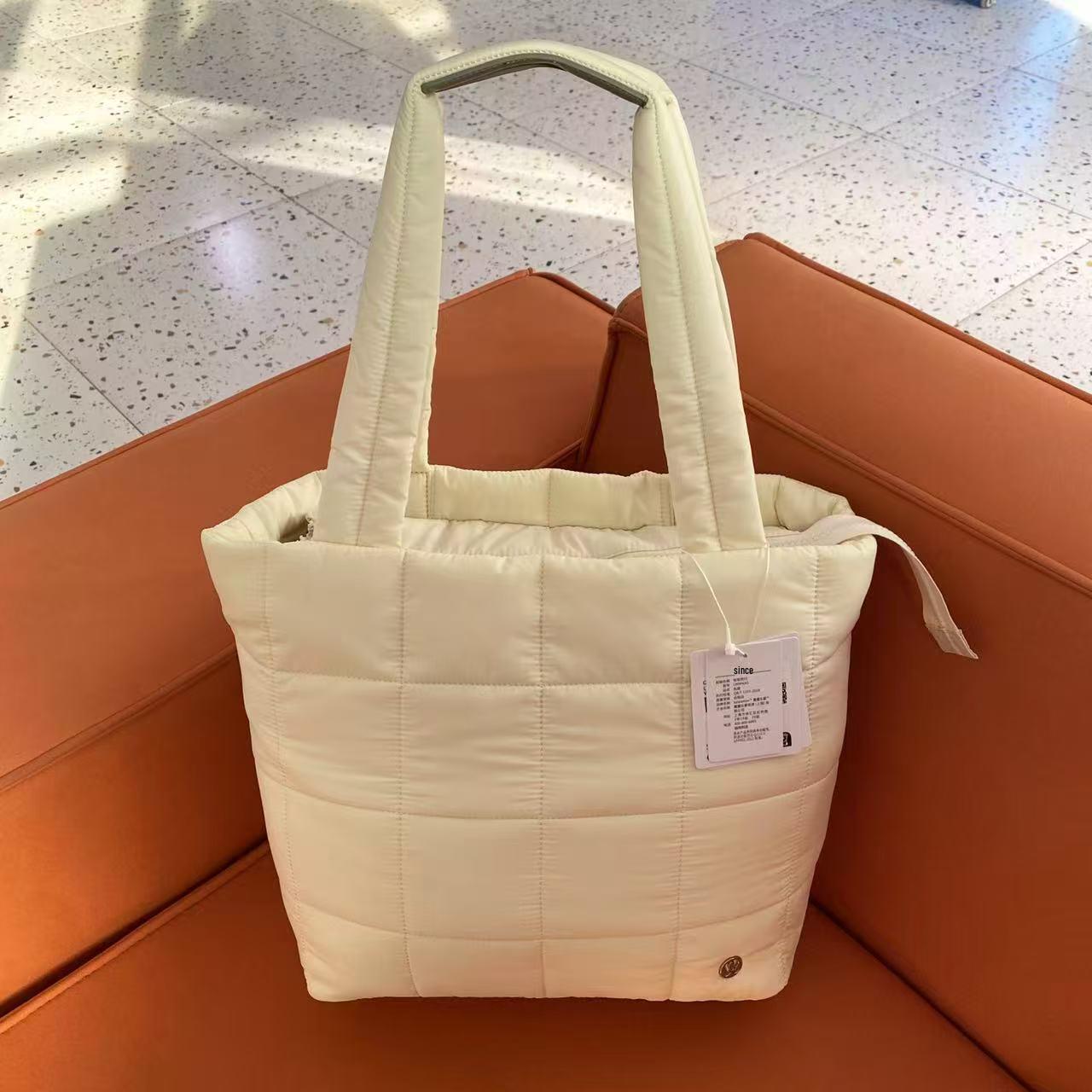 

2025 A/W Quilted Diamond Large 12L Puffer Tote: Single Shoulder Handbag 32 x 16 x 32 cm білий