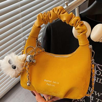 Die trendige und lässige Cloud Bag für Frauen im Sommer ist eine stilvolle, plissierte Ein-Schulter-Tasche.