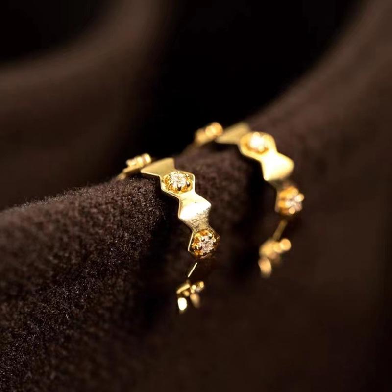 Sandgold Eingelegte Waben-Rauten-Ohrringe - Geometrische Vergoldete Damen-Creolen