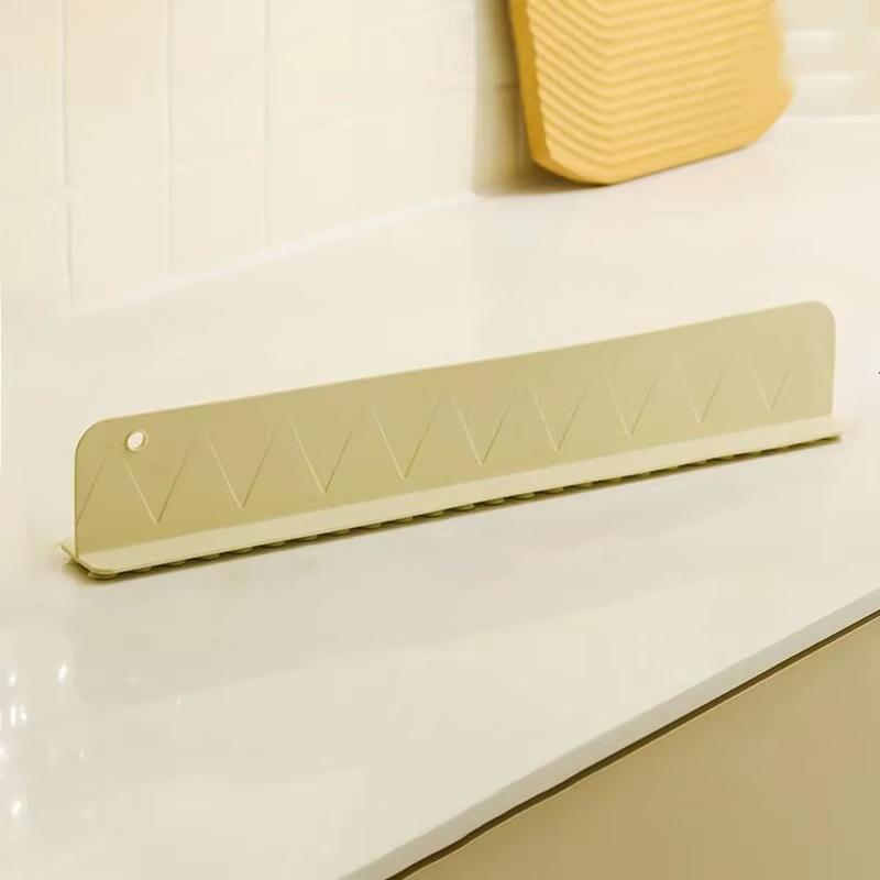 Sink water barrier (with suction cup design), for use in kitchens and bathrooms, to prevent water splashes. Water barrier