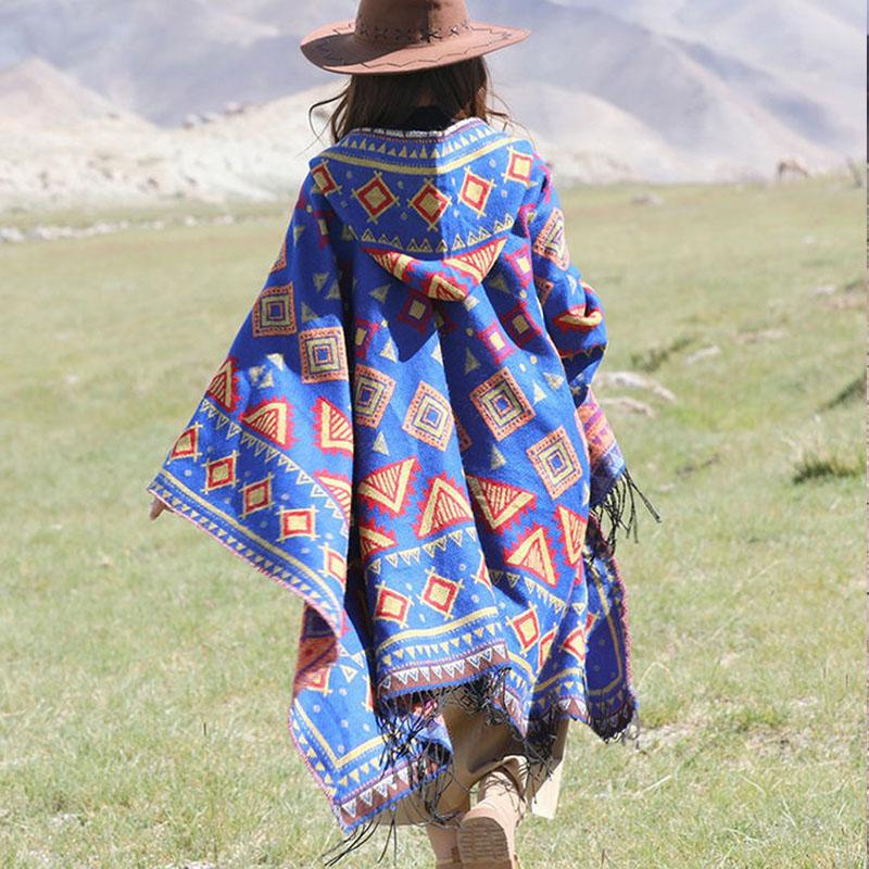 Usar um xale com capuz e uma capa para mantê-lo aquecido, usar uma capa por fora