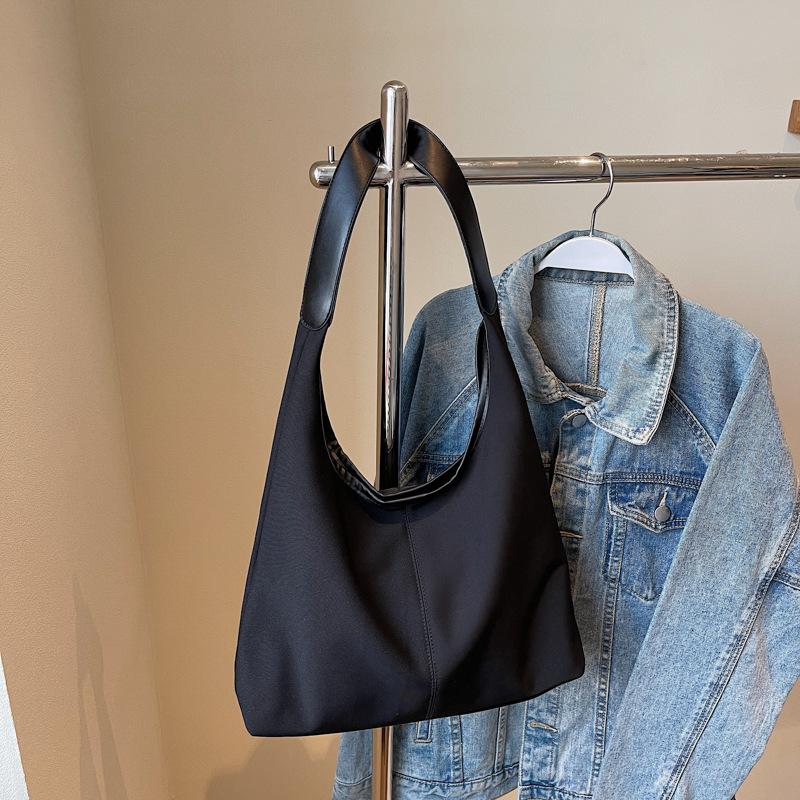 

Сумка большой вместимости женская 2025 новая из мягкой кожи подмышечная сумка на плечо, простая женская сумка-тоут для поездок в иностранном стиле чёрный