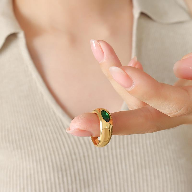 Hong Kong Retro Hepburn Style Emerald Zircon Ring