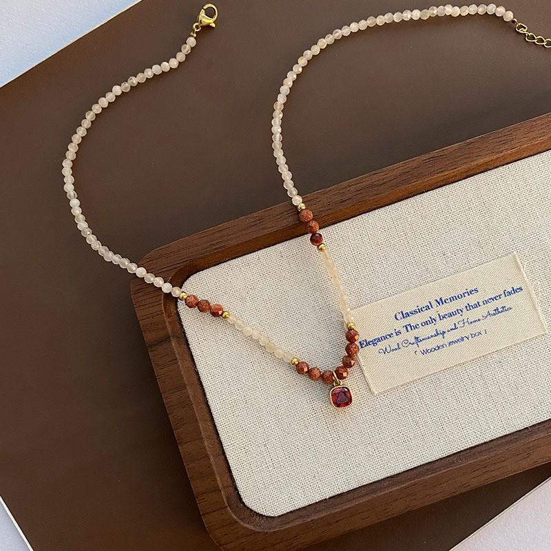 Handgefertigte Perlen-Titanstahl-Schlüsselbein-Kette mit Erdbeerquarz-Anhänger - Leichter Luxus-Stil, Anlaufgeschützt.