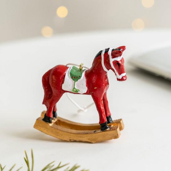 Vánoční závěsné figurky koní Pryskyřičná houpací bílý kůň ozdoba Poutavé dekorace pro sváteční atmosféru