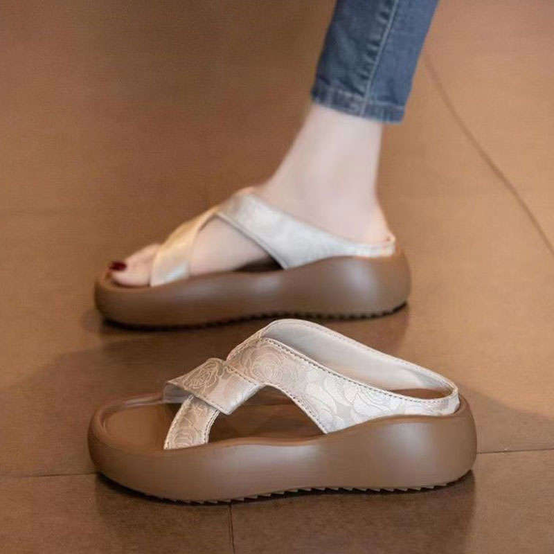 Thick-soled fashion beach stepping on shit sandals one-word slippers women's summer wear new super fire cool slippers