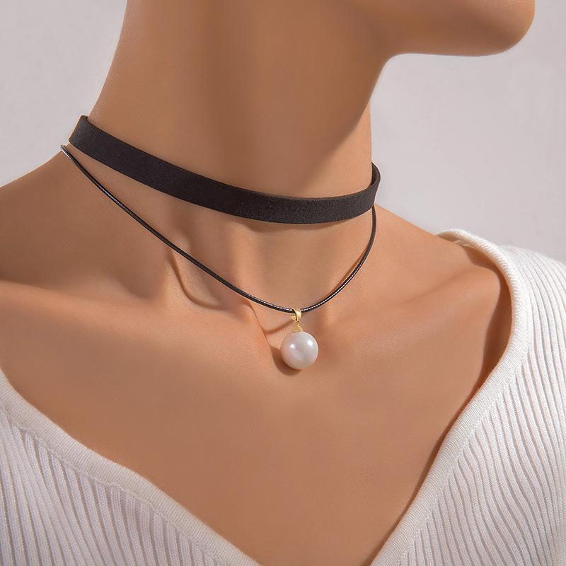 Stylish simple collar, horn totem single-layer collarbone chain, geometric meniscus choker neck chain
