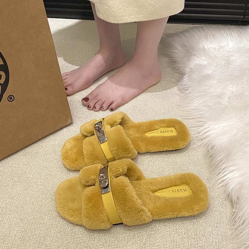 2025 neue flauschige Hausschuhe Damen tragen flache Sohle Samt Internet-Berühmtheiten rutschfest Wortkreuz Metallschnalle Retro Baumwollmopp