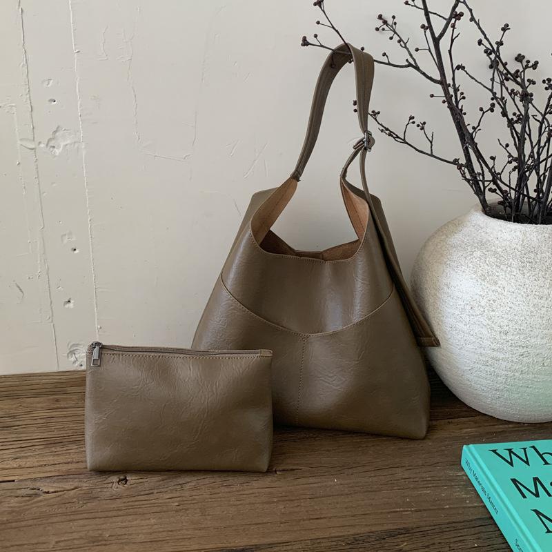 

Autumn simple and fashionable large-capacity bag women s 2025 new retro tote bag Korean version niche high-value shoulder bag