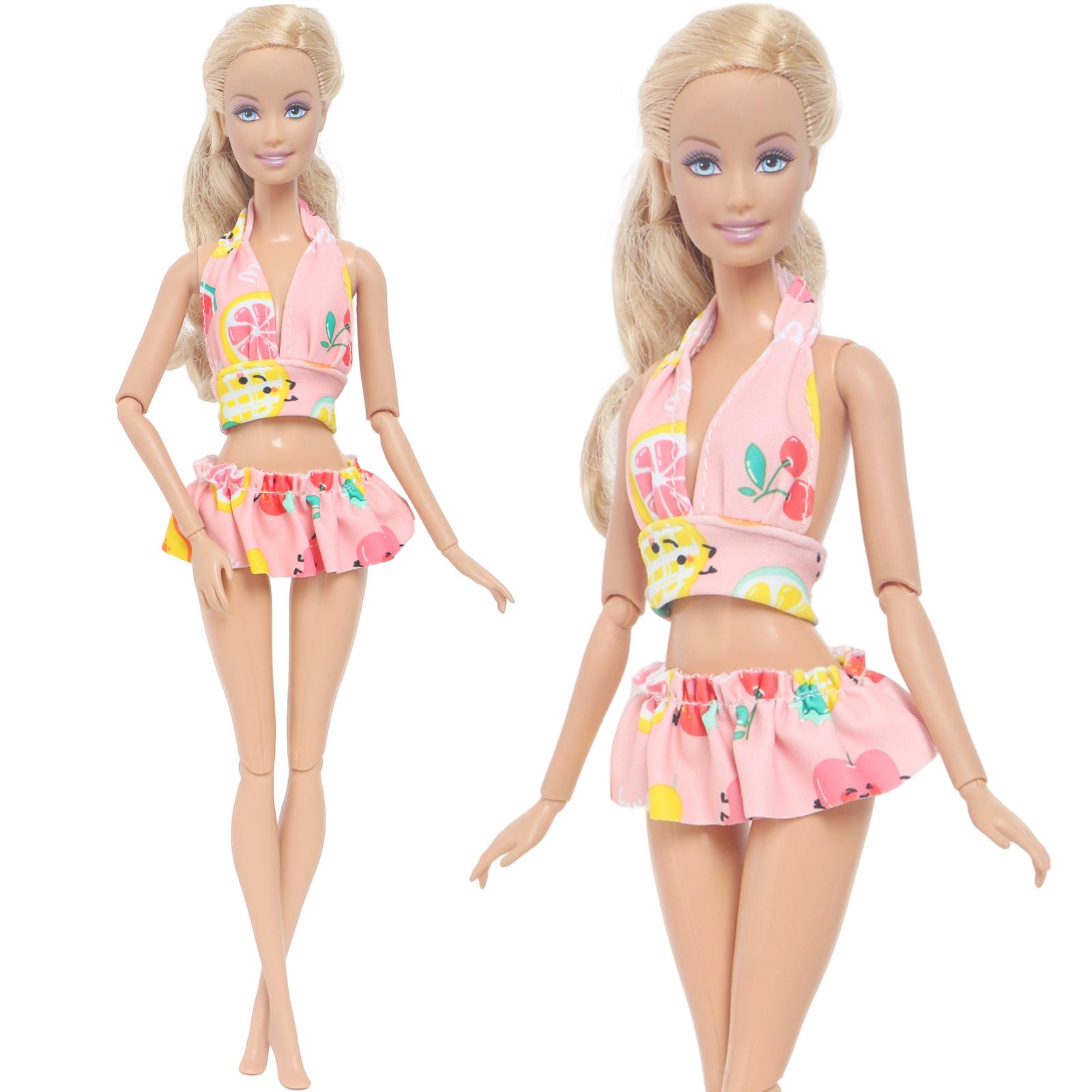 Купальник для куклы. Барби в купальнике. Барби с купальников куклы фото. Купальник для барби раздельный. Кукла в розовом купальнике.