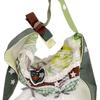 Grüne Apfelknödel, kombiniert mit einer schultertaschen-tote-bag im entspannten Stil mit spitzenmuster und passender farbe