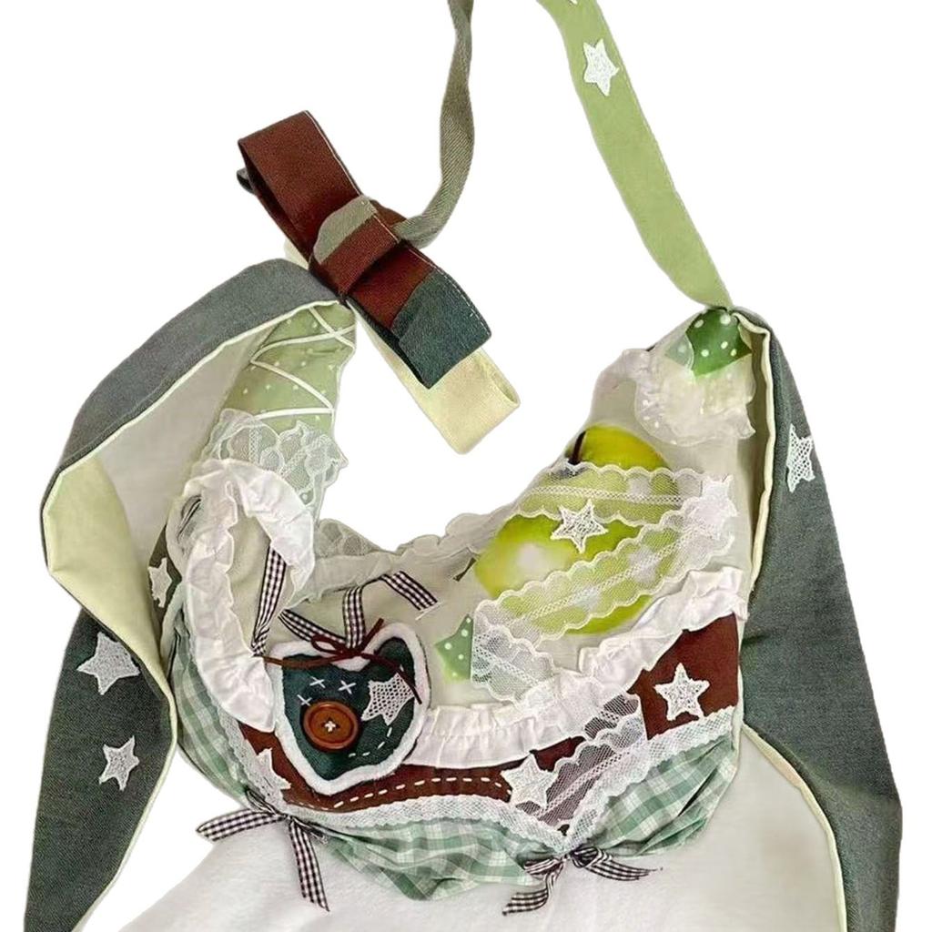 Grüne Apfelknödel, kombiniert mit einer schultertaschen-tote-bag im entspannten Stil mit spitzenmuster und passender farbe