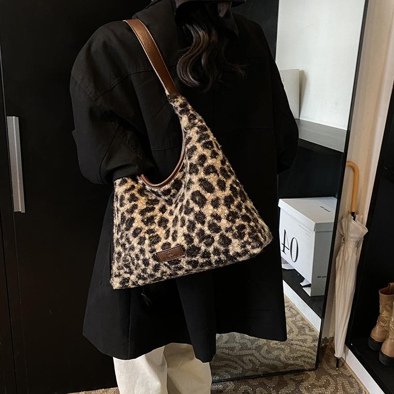 Plush Leopard Print Messenger Bag Autumn and Winter New High-end Women's Shoulder Bag Niche Design Fashion Underarm Bag