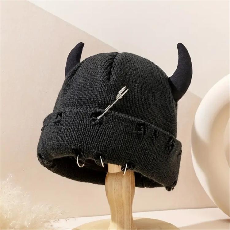 Traditional Fashion Warm Fruit Pom Hat Highlighting Troubled Weave Detailing And Metal Pin Intonation Insulated Cold Rainwear