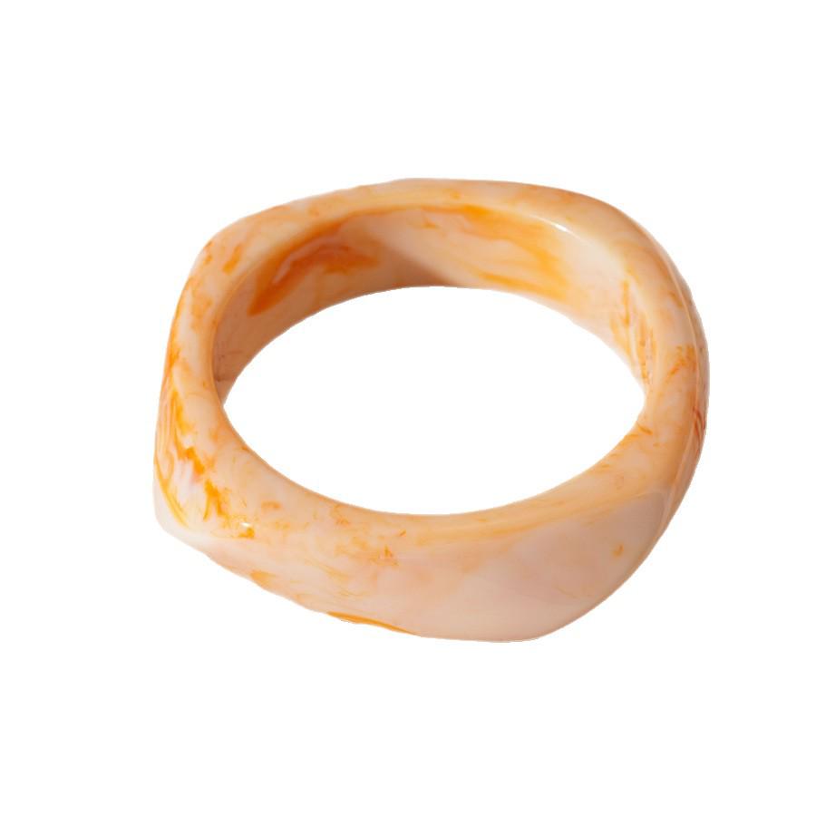 Unique Retro Resin Bracelet: Personalized Fashion Jewelry for Women