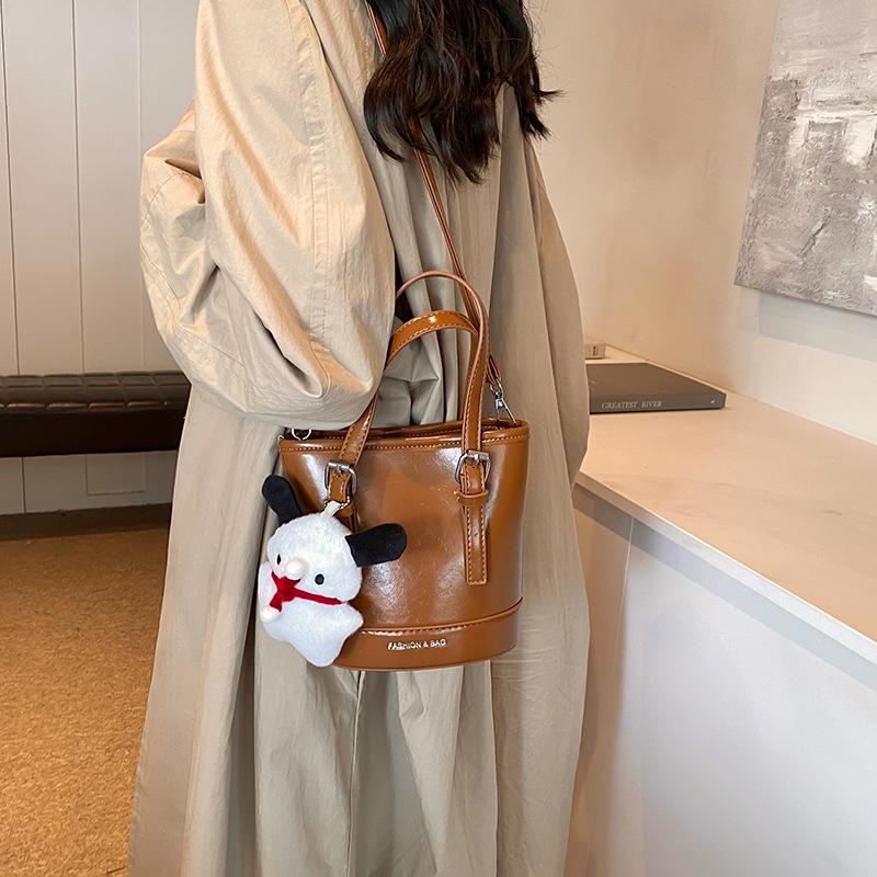 

Niche design bucket bag women s 2024 new trendy simple handbag casual versatile shoulder messenger bag коричневий