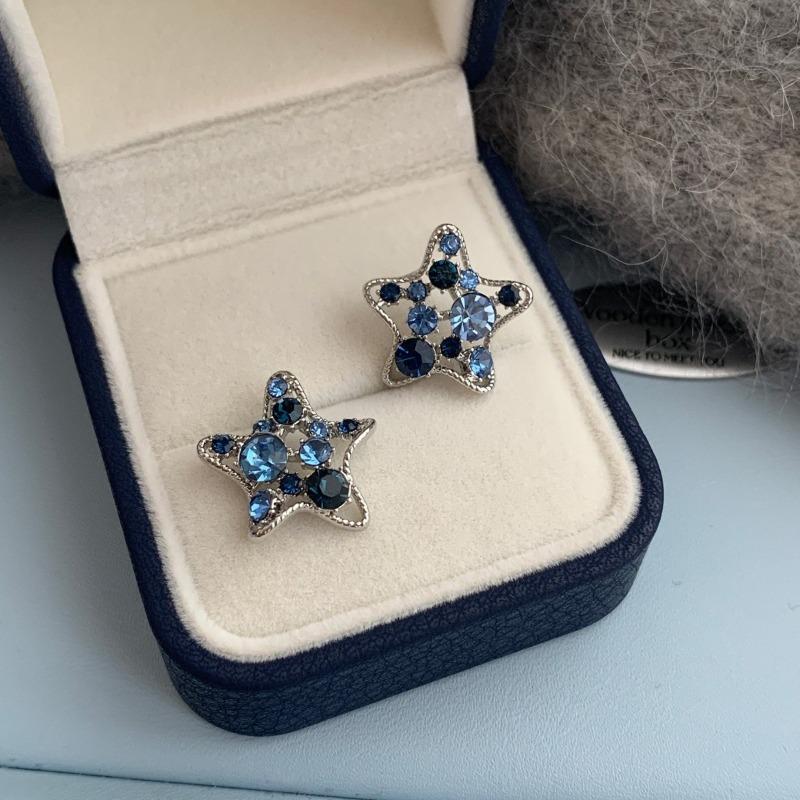 Stars fall into the sea, contrasting colors, shades of blue diamonds, hollowed out five-pointed star stud earrings, niche design earrings