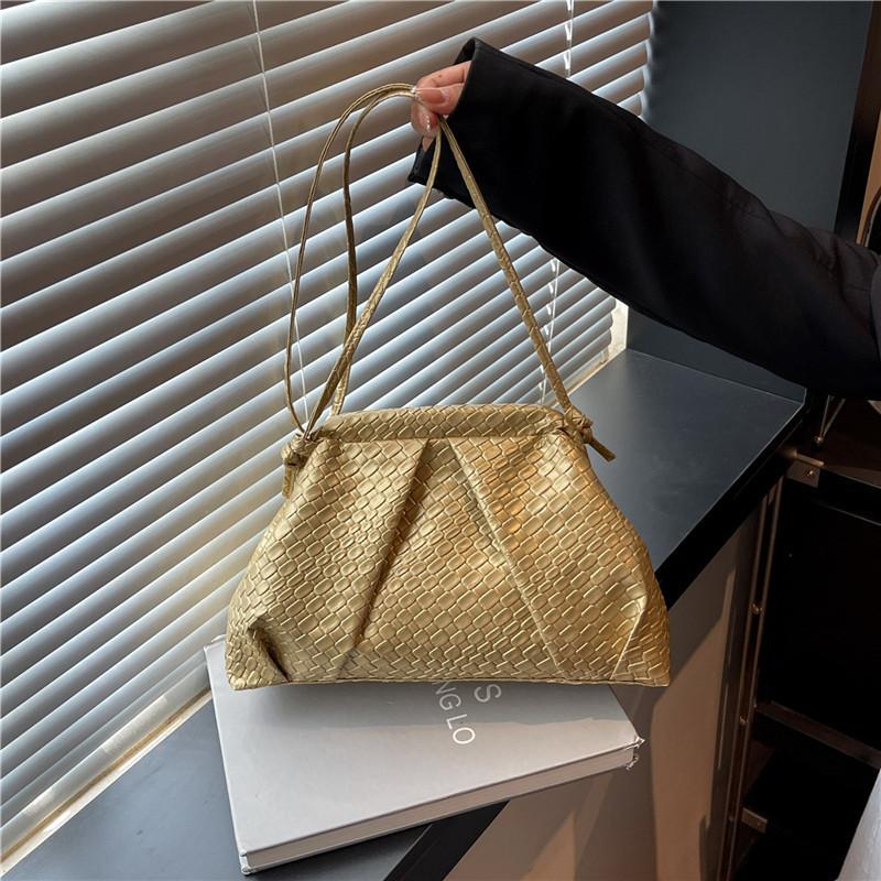 Stylish and simple cloud woven bag, women's high-end sense versatile solid color woven bag chain single shoulder underarm oblique span bag