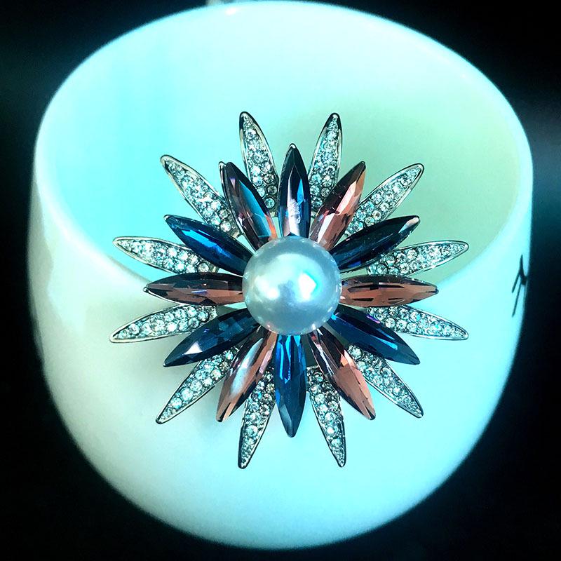 Amashi 2025 Women's Crystal Flower Brooch with Pearl Embellishment