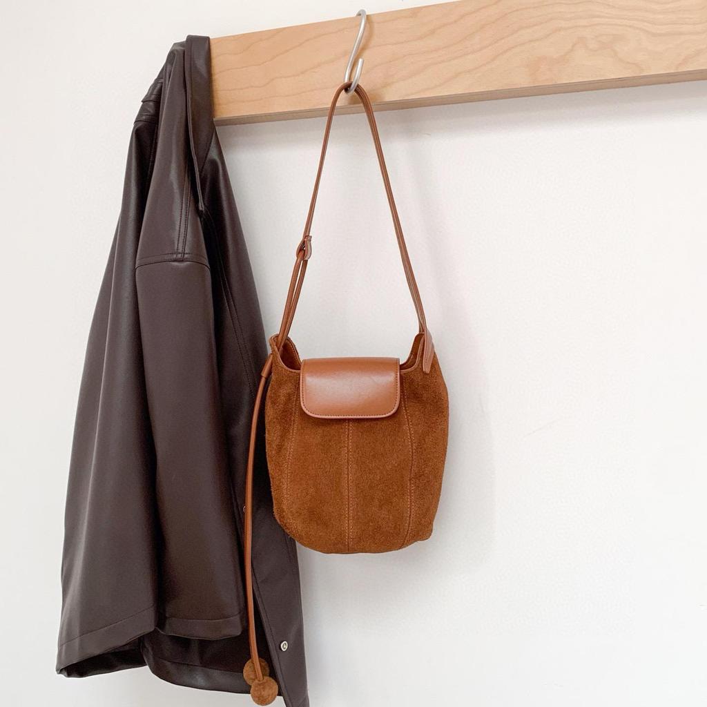 Herbst/Winter Umhängetasche mit Überschlag aus mattiertem Rindsleder für Damen