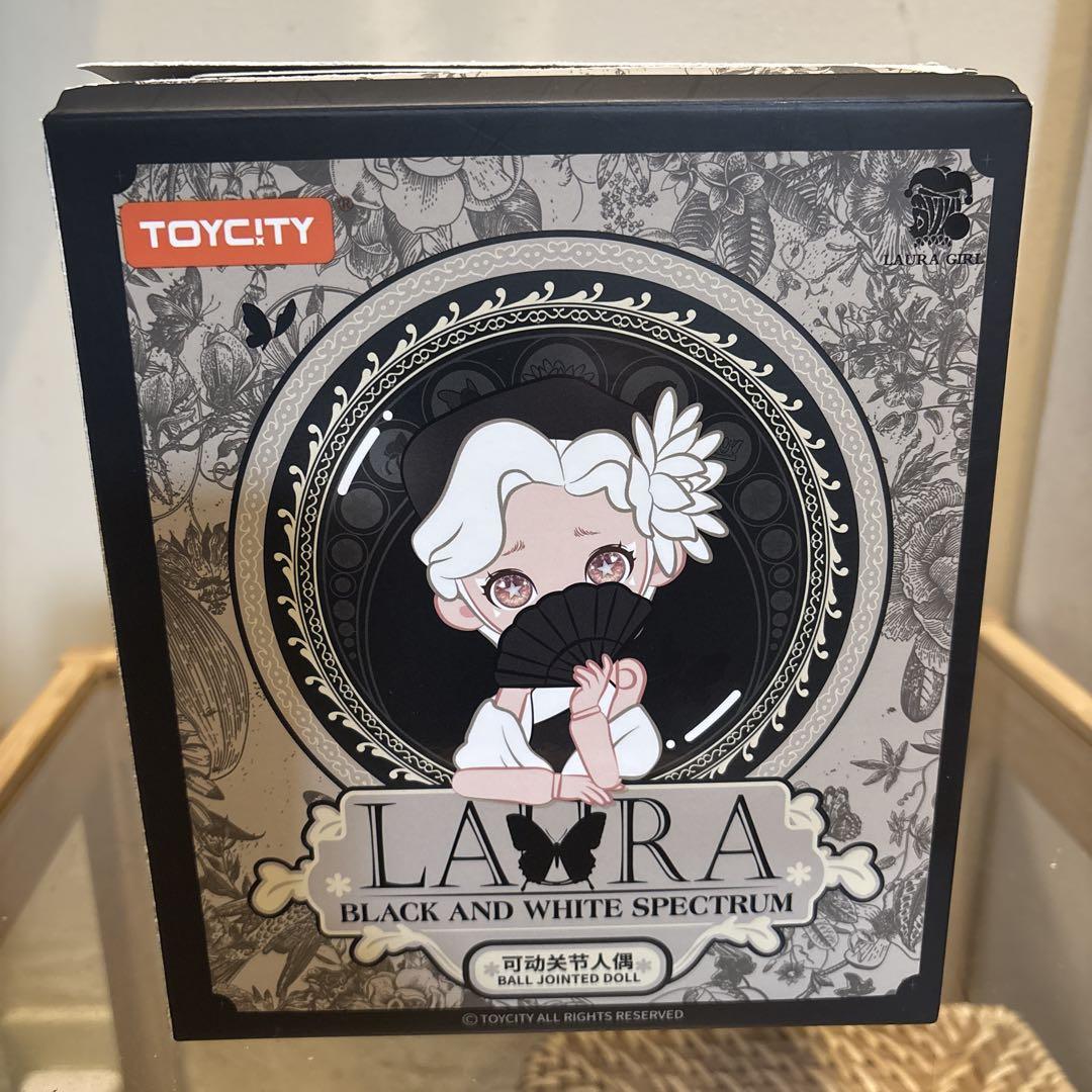 

[USED] LAURA BLACK AND WHITE SPECTRUM FIGURE