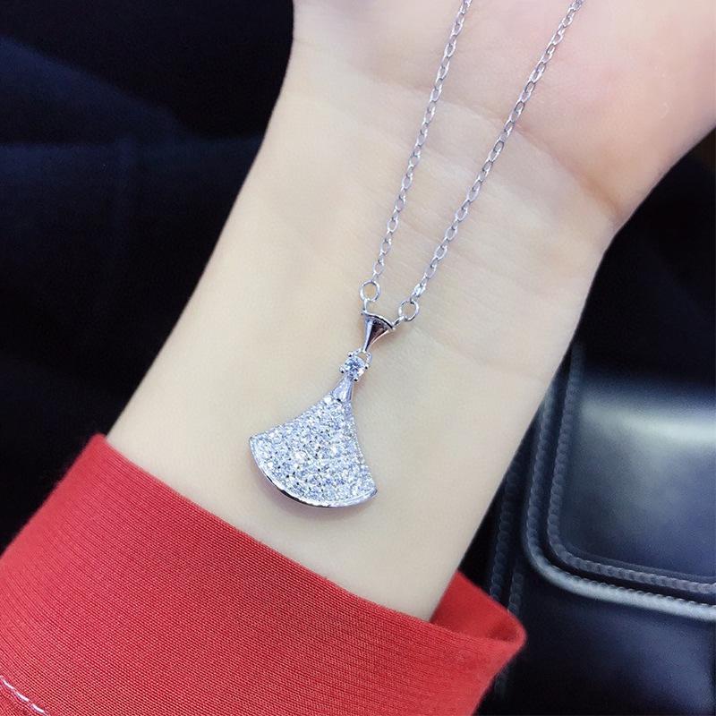 Baojia V Gold Electroplated Mother-of-Pearl Pendant Necklace