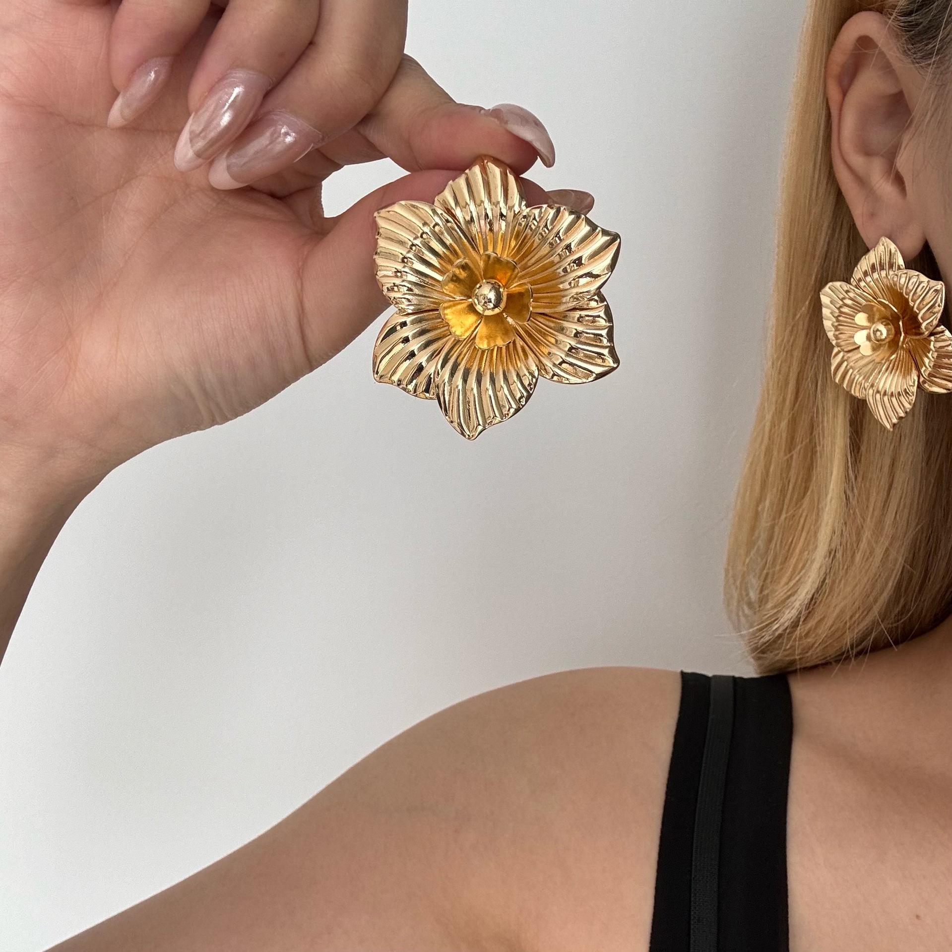 European Retro Flower Stud Earrings - Luxurious & Fashionable Metal Accessories for Women