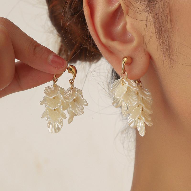 French Retro White Petal Tassel Earrings - Light Luxury Studs with Niche Design золотой
