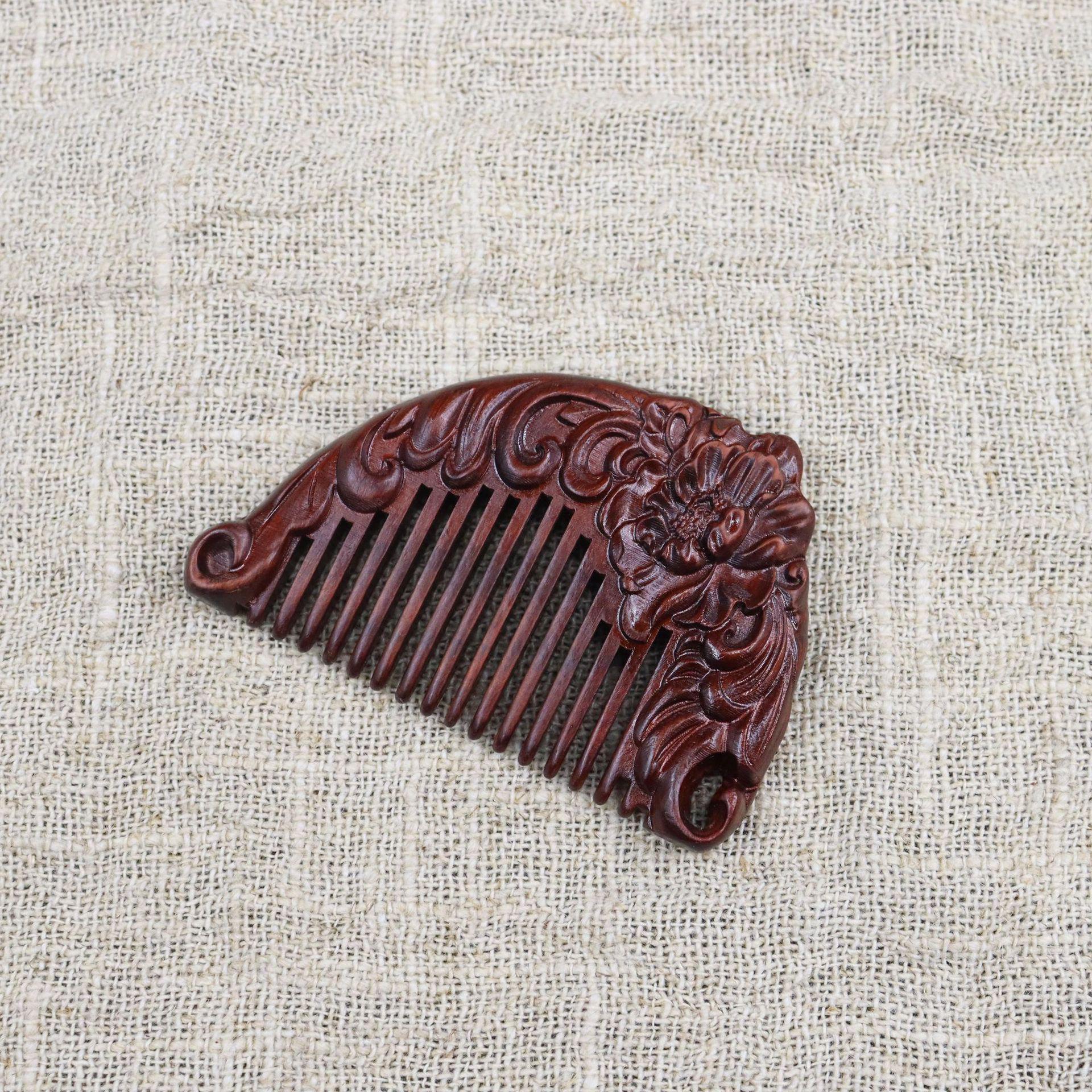 

Сандалове дерево 8см Різьблений Міні-гребінець: Маленька, Мила та Практична для Дівочих Сумочок.