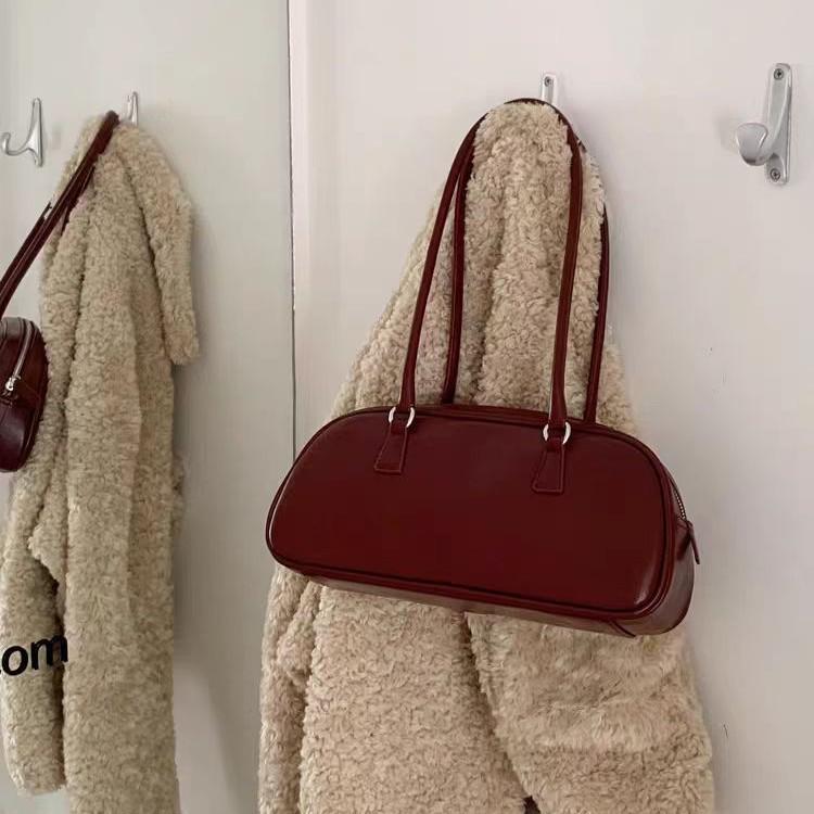 

Korean Style Retro Oil Wax Leather Baguette Bag: Autumn/Winter Edition