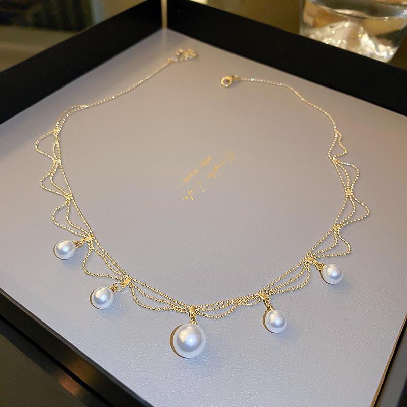 Fashion versatile color matching pearl necklace retro niche high-end sense collarbone chain personality light luxury design sense necklace women