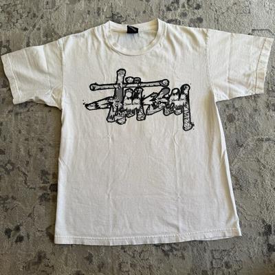 Vintage Stussy Graffiti Logo T-Shirt Weiß Größe M – Streetwear Y2K Used Unisex T-Shirt