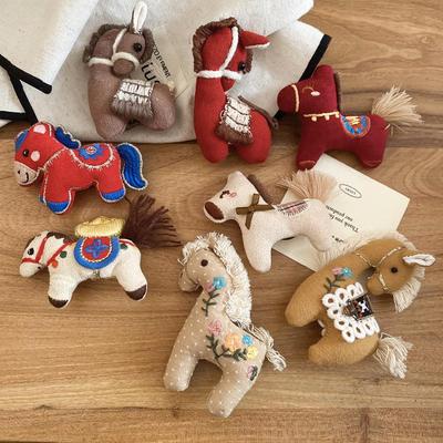 1 Stück Mantel & Schal Accessoire Sternzeichen Jahr Charmantes Stoff Pony Brosche Für Frauen Anstecknadel Nischen Design Brosche Corsage Anstecknadel Hals Anstecknadel