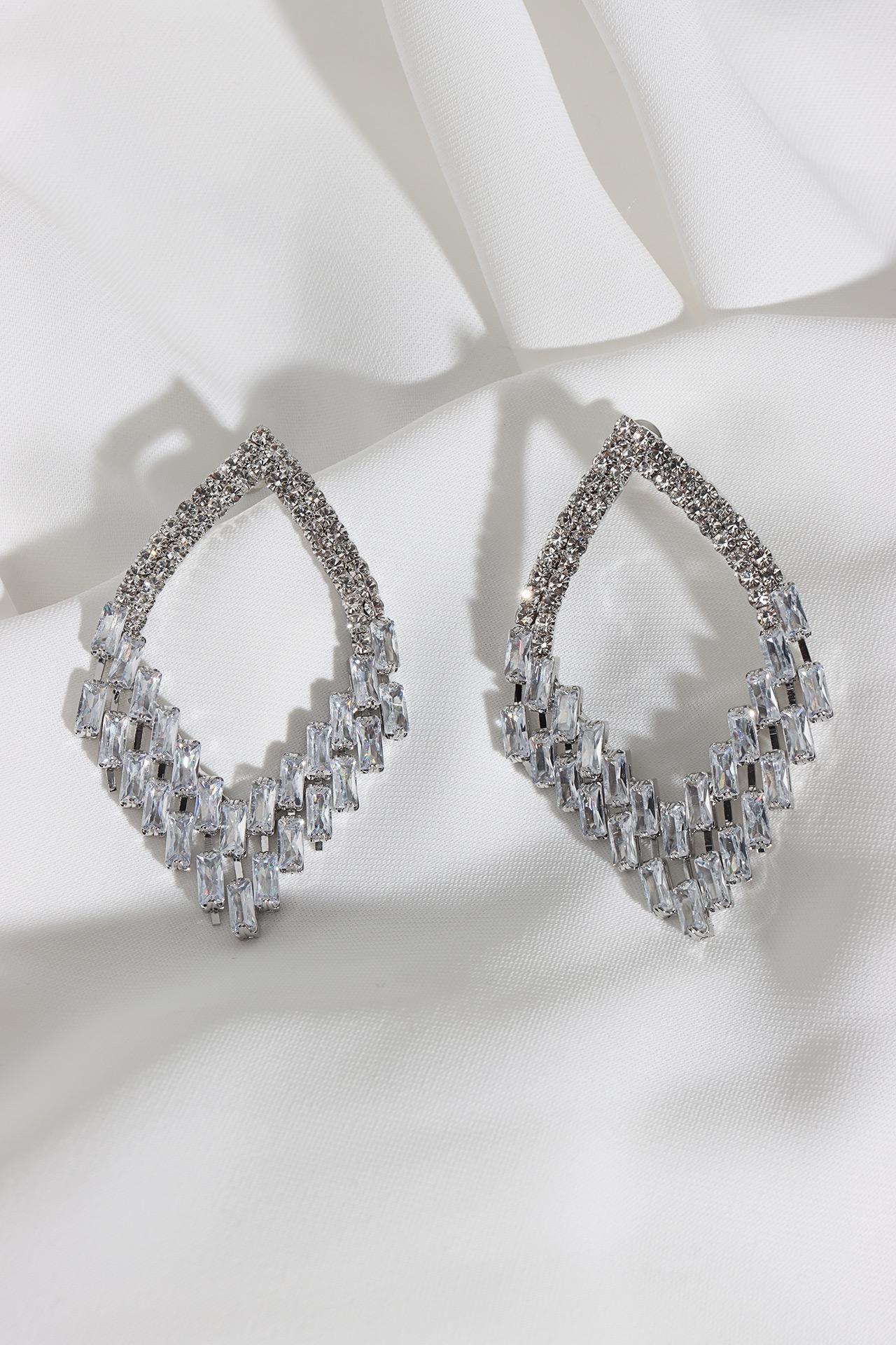 

Серьги-капли серебряного цвета для вечернего платья