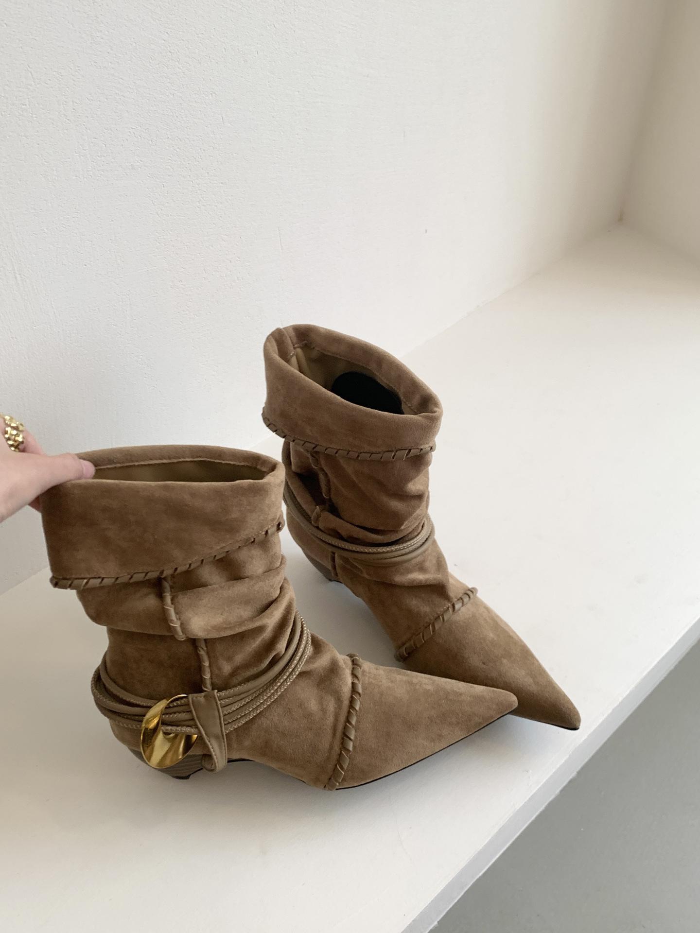 Kitten and pointed pleated straps stacked
