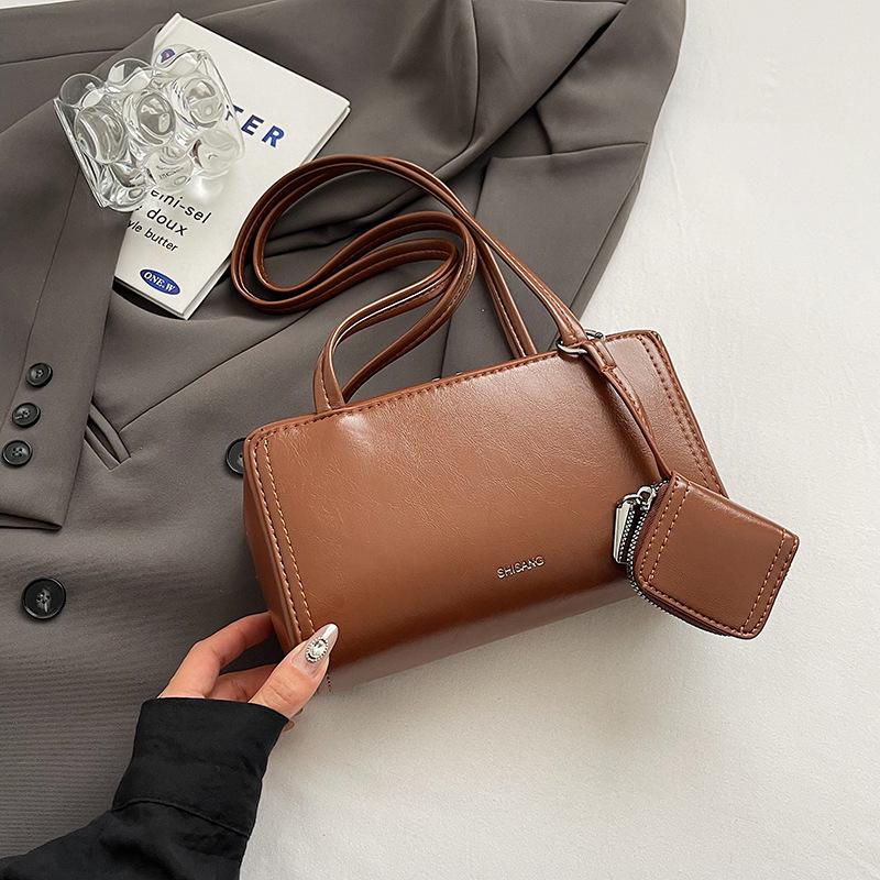 Korean niche underarm bag women's 2025 new trendy retro portable bowling bag simple shoulder commuter bag