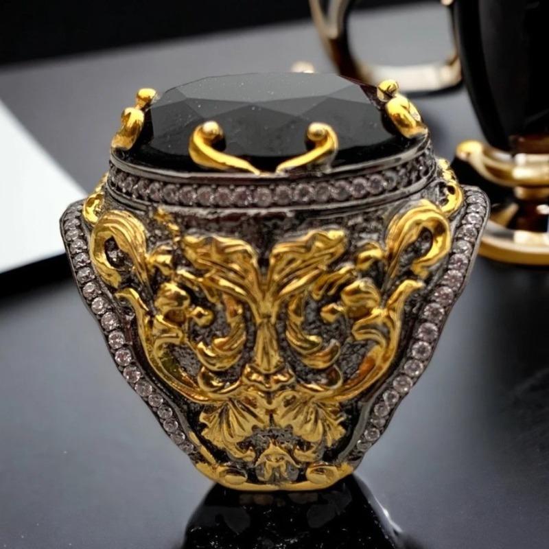 A Men's Egg-shaped Aquamarine Hip-hop Engraved Retro Pattern Ring