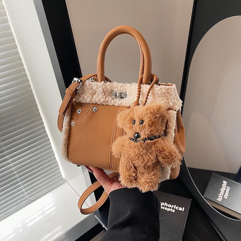 Autumn and Winter Retro Lamb Wool Tote Bag Women's 2025 New Shoulder Messenger Bag High-end Fluff Portable Bucket Bag
